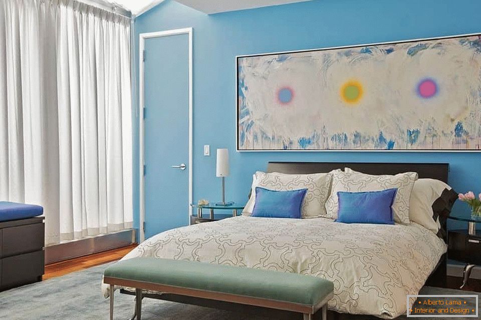 Светла спалня с голубыми стенами