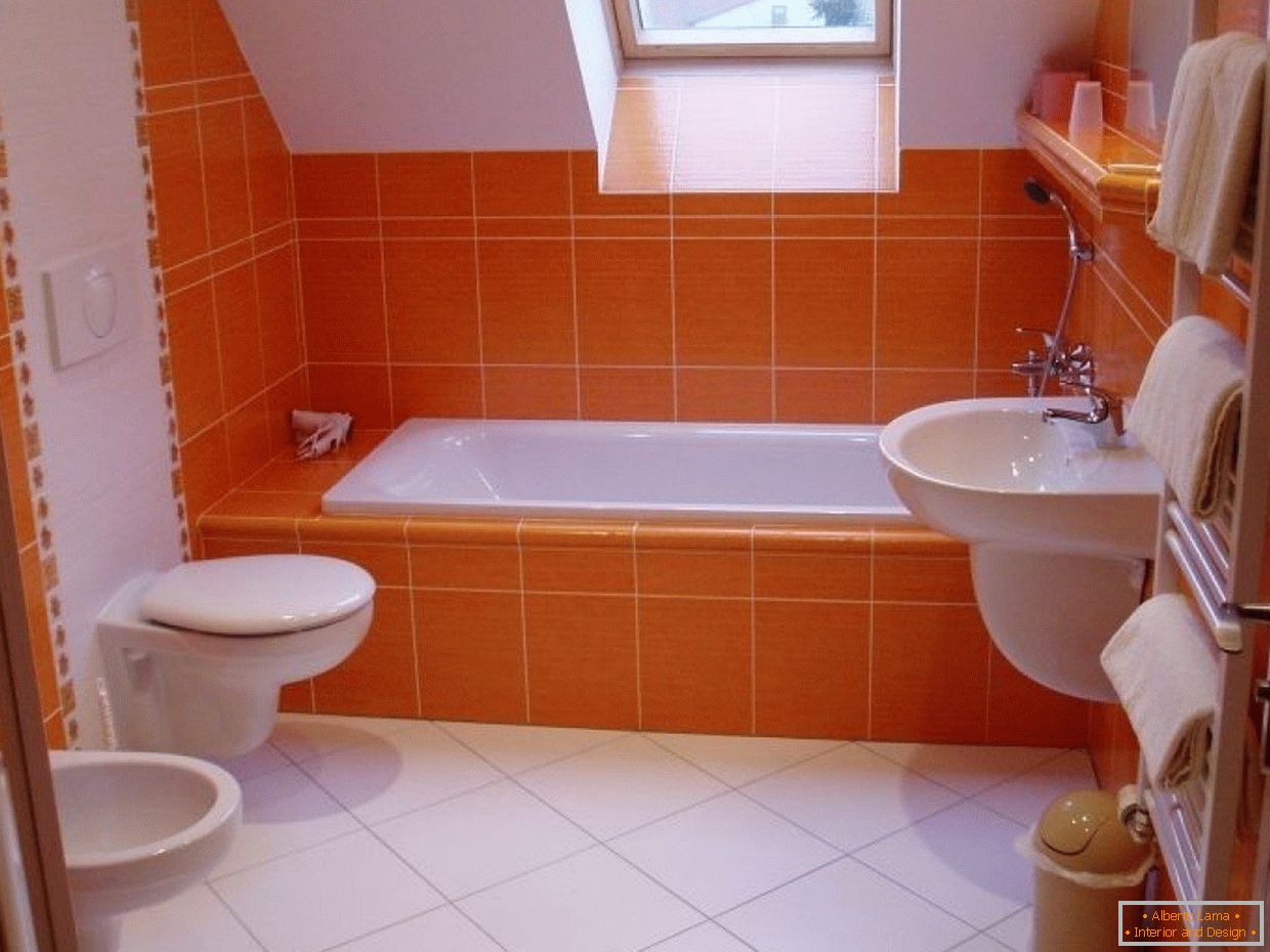 Оранжева баня с малък прозорец