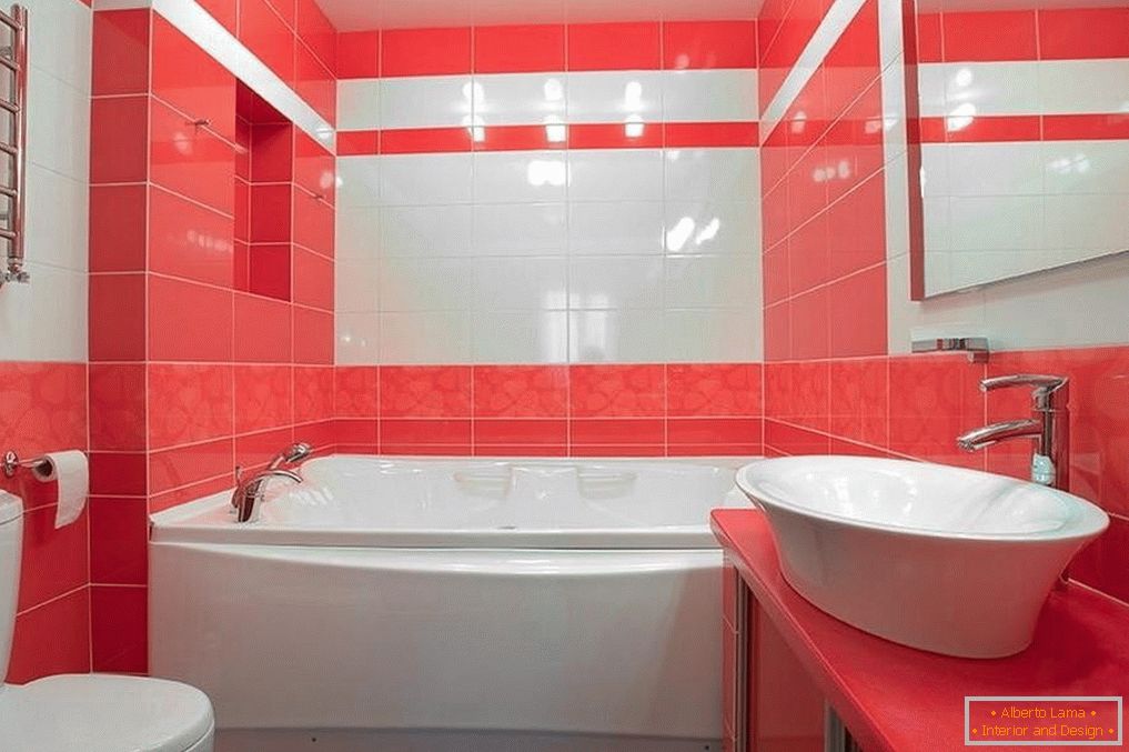 Бели и червени плочки в банята