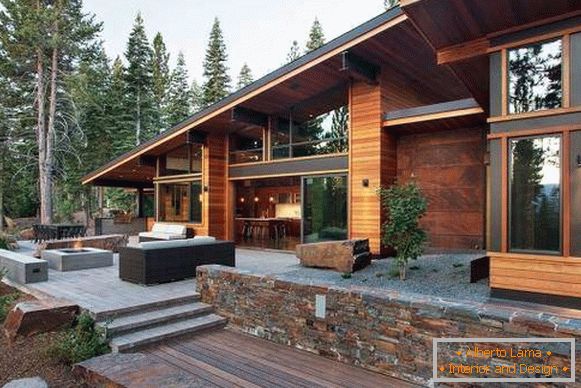 Високотехнологична къща от глинени панели с дървена и метална украса