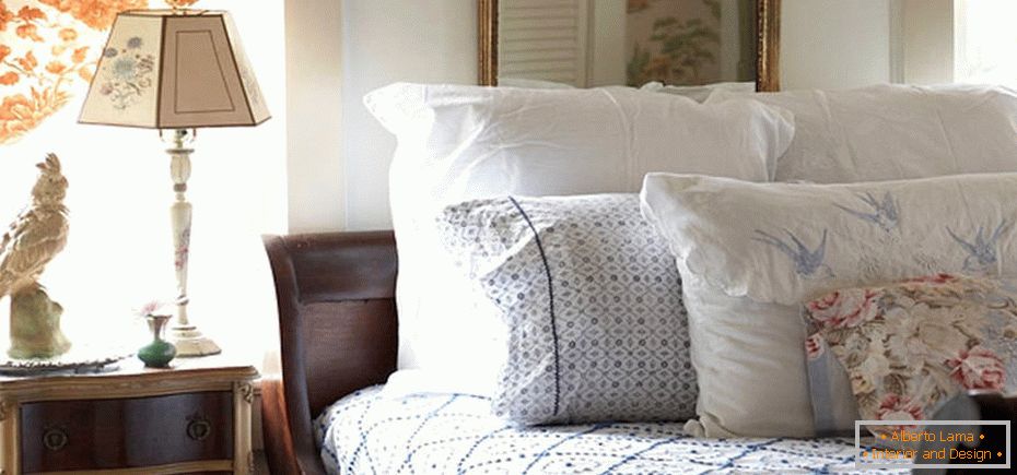 Възглавници на леглото в спалнята