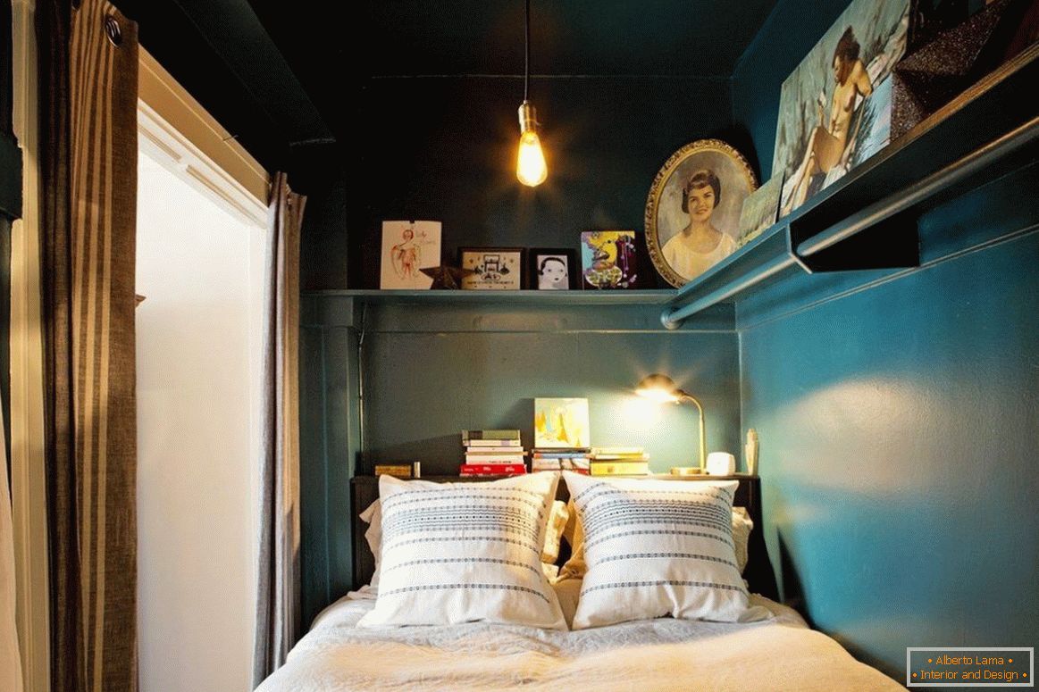 Малка спалня в тъмен цвят