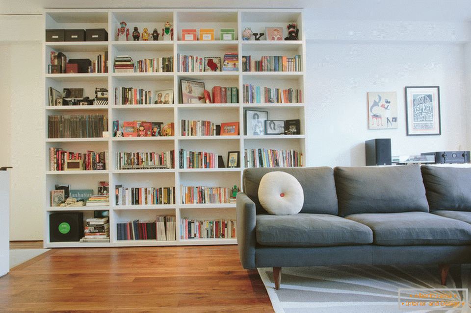Библиотека в дневната на стилен дуплекс в Манхатън
