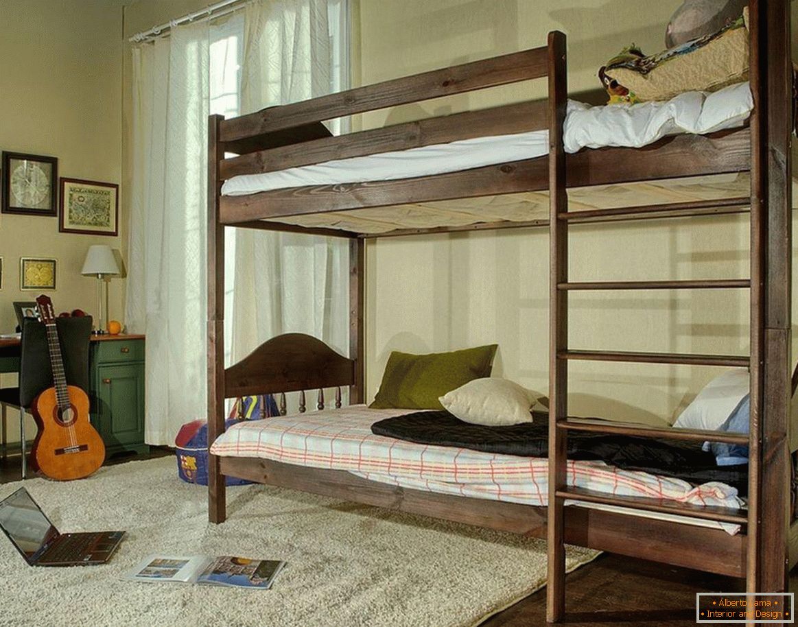 Стая за тийнейджър с дървено двуетажно легло