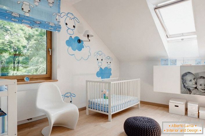 Дизайнът на интериора на детската стая в скандинавски стил е интересен с креативния дизайн на стените. Рисунки-стикери - подходящ вариант за декор за деца.