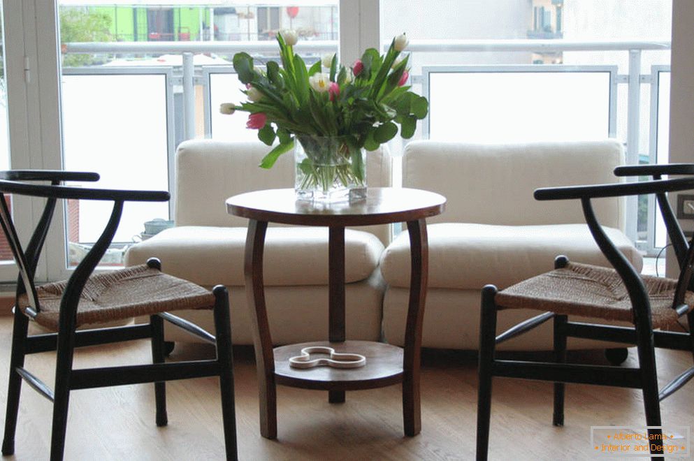 Необичайни форми на столове и маса с цветя