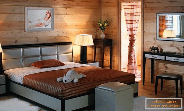Стените на стаята от дървената рамка са хармонично съчетани с мебелите от спалнята на цвета на ценогея.