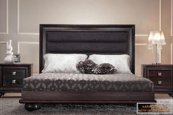 Вълновото легло с висок мек табло е необичайно, творческо решение за обикновен градски апартамент.