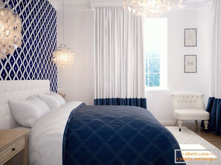 Спалнята в средиземноморски стил се характеризира с дизайн с нисък дизайн. Преимуществената комбинация от бели и сини цветове хвърля морски мотиви и комплекти за почивка.