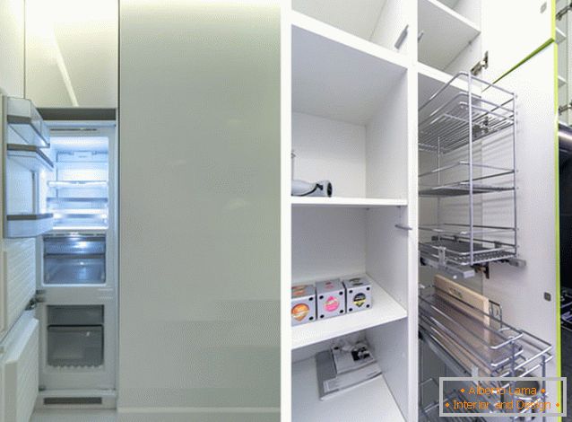 Модерен хладилник във вътрешността на кухнята