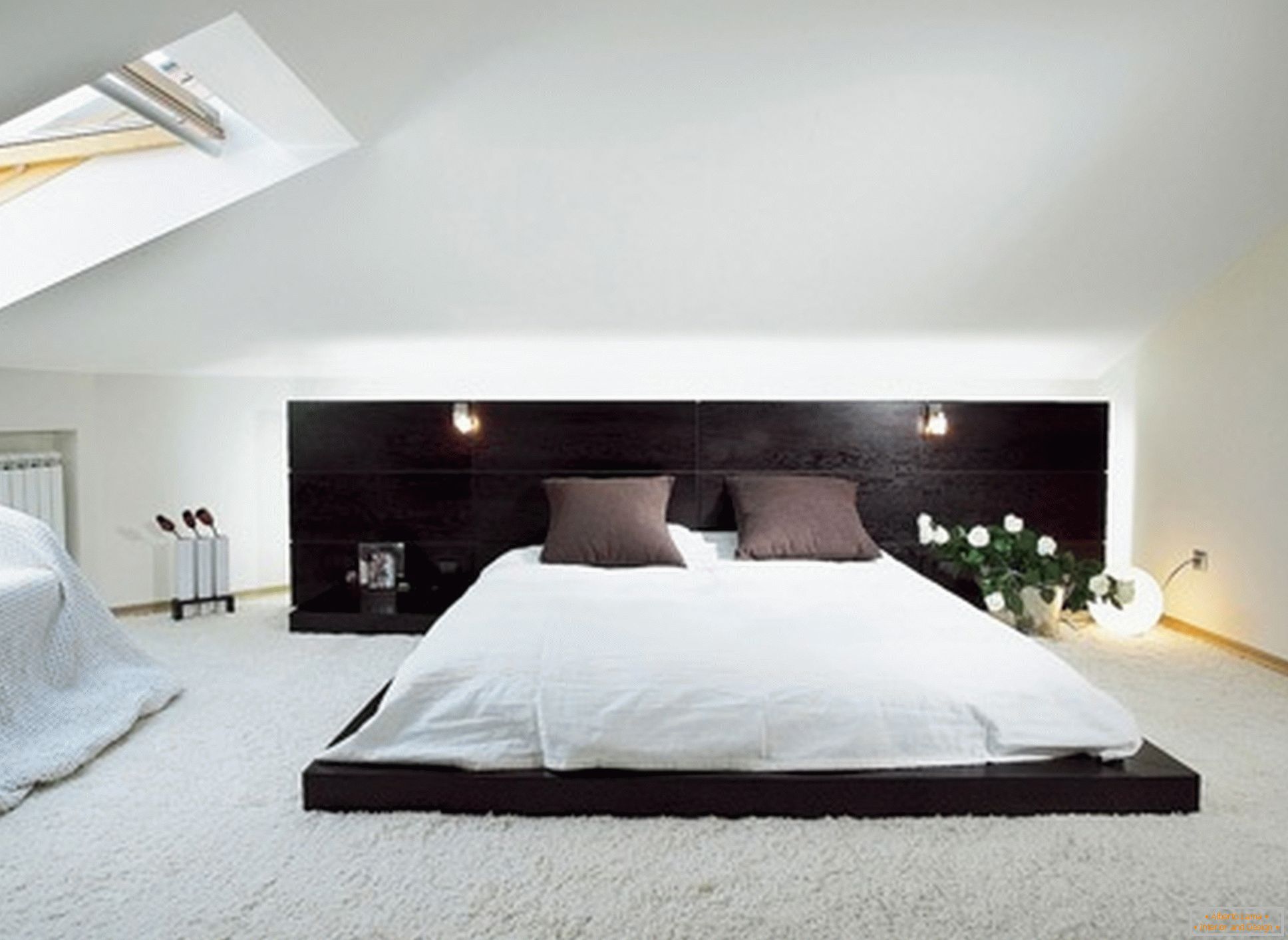 Луксозна спалня в стила на минимализма - пример за успешен дизайн на малка стая на таванския етаж.