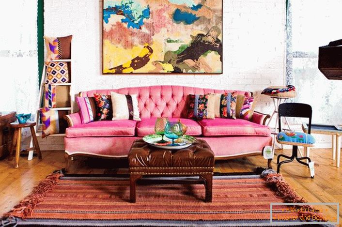 Стая за гости в къщата на творчески човек. Еклектичният стил е идеален за нестандартни личности, които обичат ярки цветове.