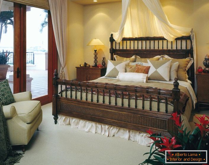 Луксозно легло в спалнята в стила на еклектизма. Балдахин над леглото, леки завеси на вратите, водещи към верандата, правят стаята уютна и романтична. 