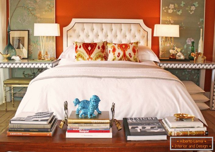 Ясен интериор в еклектичен стил за една спалня. Размерът на сивото в финала е успешно комбиниран с контрастен оранжев цвят.