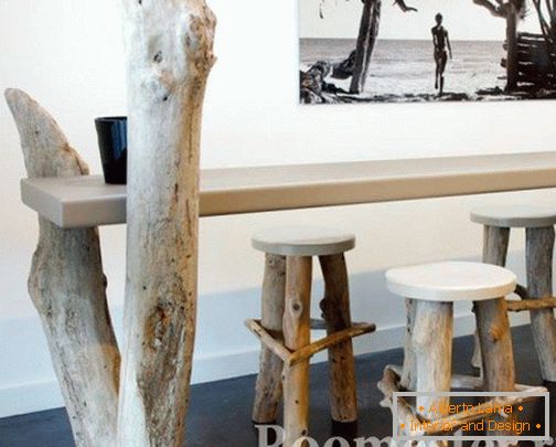 Табуретки и маса с крака от дървесни стволове