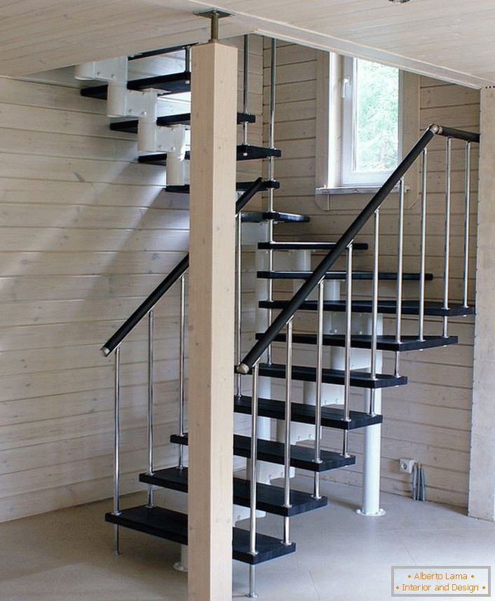 Оптималната версия на елегантно модулно стълбище за къща, построена от светло дърво.