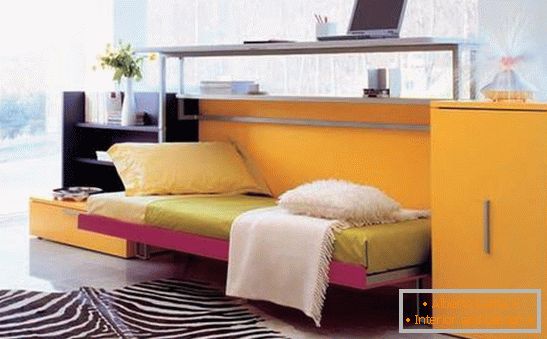 Единични цветни мебели, поставени в хола