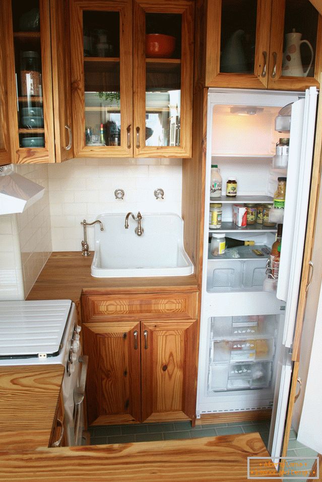 Тънък хладилник в кухнята