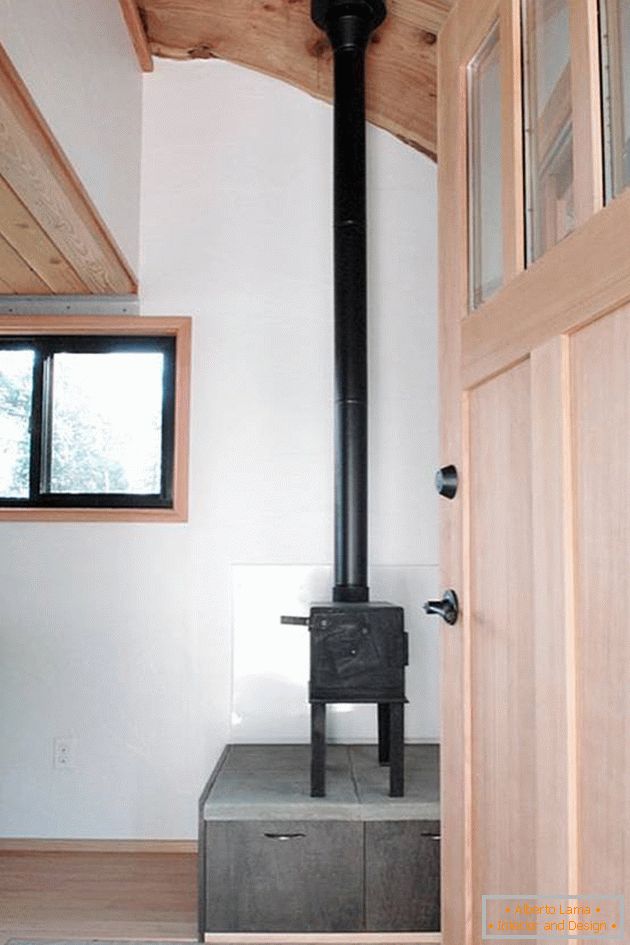 Интериор на къщата на колела: дървена печка