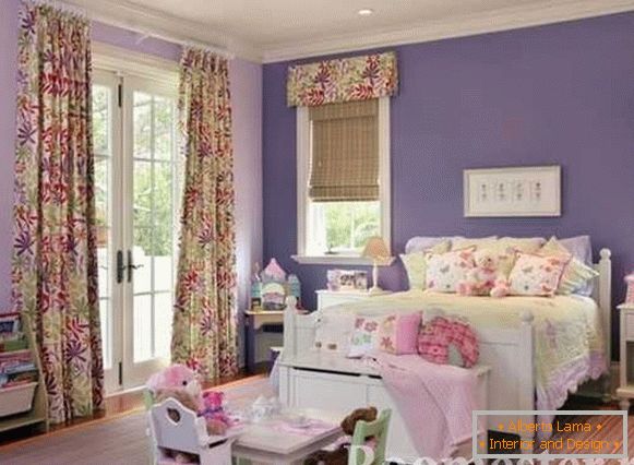 Детска стая в лилави цветя