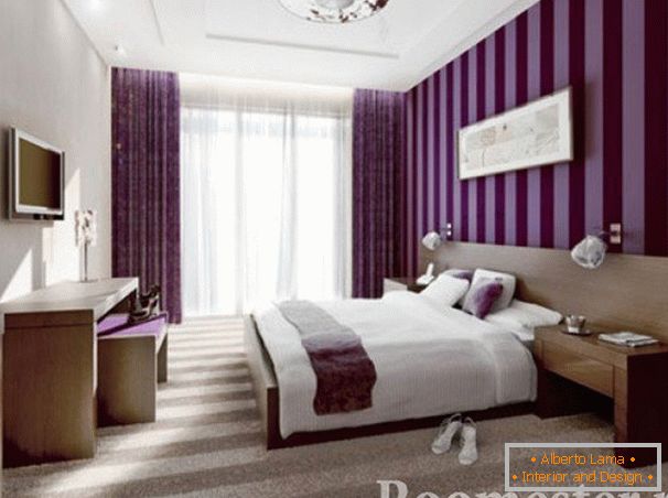 Спалня с тапети в лилави ивици