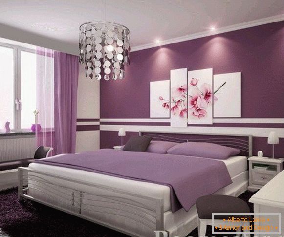 Пурпурни цветове във вътрешността на спалнята