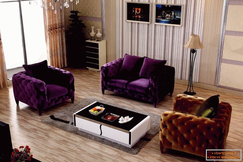 Лилави мека мебел в хола