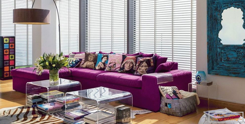 Цветни възглавнички на лилавия диван
