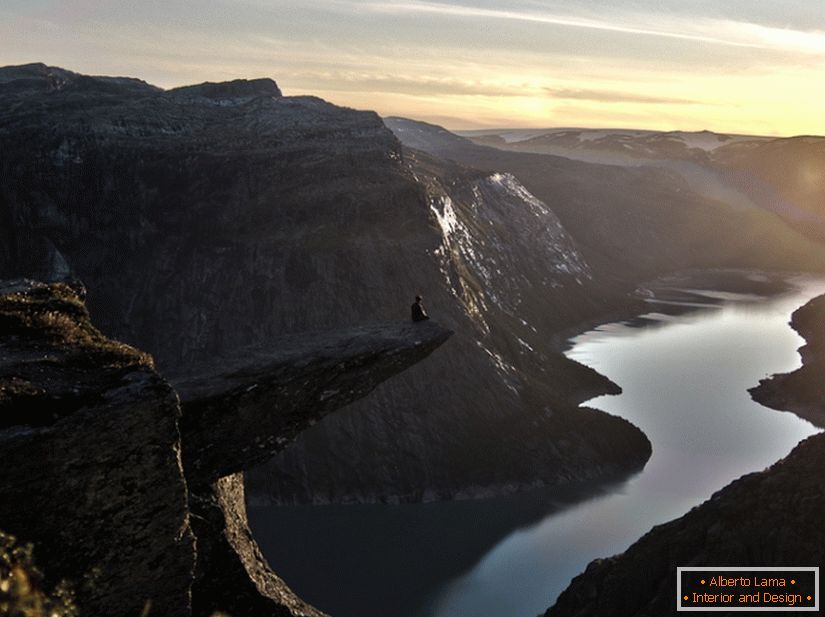 Фото скалы Trolltunga от фотографа Victor Gan