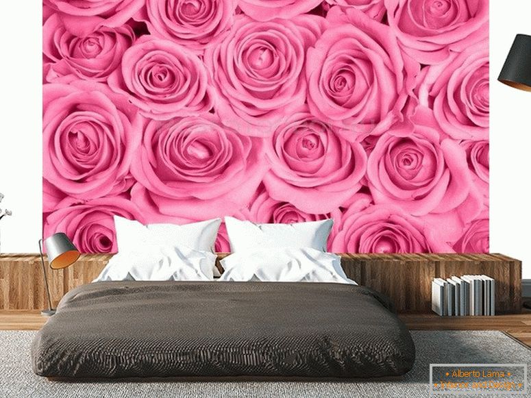Светли рози по стената в спалнята