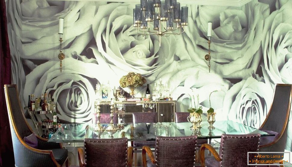 Декоративна стена с рози в трапезарията