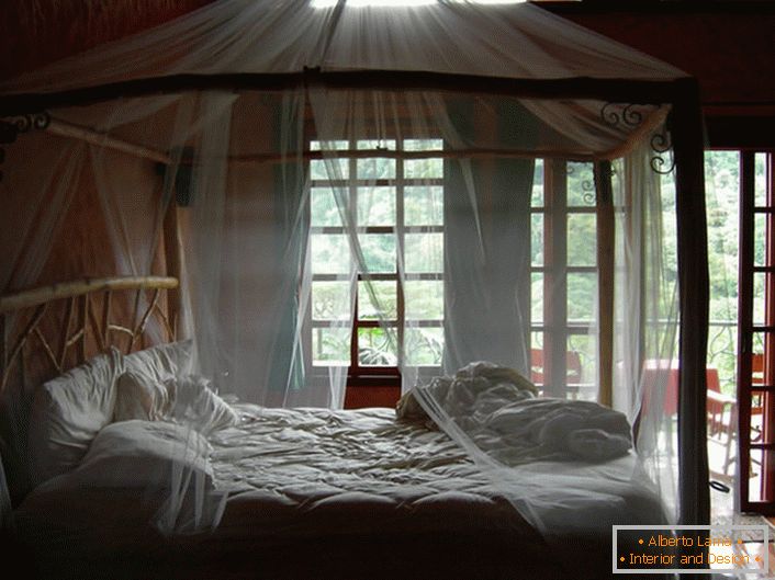 Прозрачен, тънък балдахин в спалнята на селска къща в южната част на Италия.