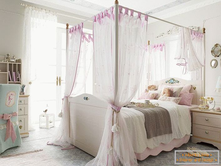 Деликатен интериорен дизайн в стаята на млада дама. Полупрозрачният балдахин по време на дневен сън ще заглуши слънчевата светлина.