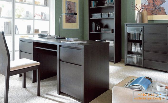 Изящен офис е благоприятно декориран с шкаф мебели. Правилно избраните нюанси на мебелите хармонично гледат към цялостната картина на интериора.