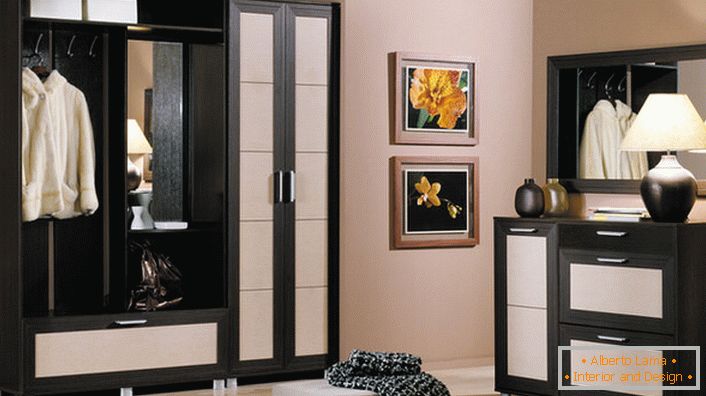 Класическа комбинация от черно и бяло за коридора. Модулната мебел е може би най-практичната опция за коридора. 