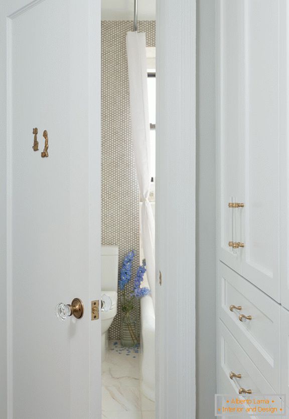 Бяла врата към банята с мраморен под