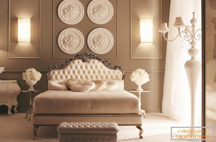 В горната част на леглото стената е украсена със състав от дизайнерска мазилка. Изящна декорация на спалнята в стил Арт Деко.