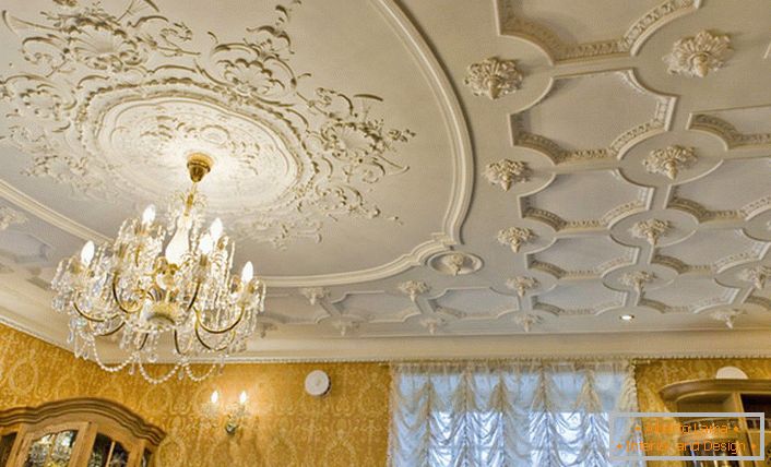 Богатата декорация на тавана с циментова замазка изглежда елегантна и ненатрапчива. Стилно решение за декориране на всекидневната.