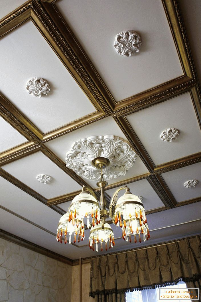 Колаж на мазилка - една от най-популярните декорации на таваните на стаята, декорирани в стил Емпайър, Барок или Art Deco.