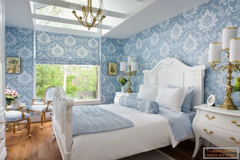 Светла спалня с пердета и сини стени