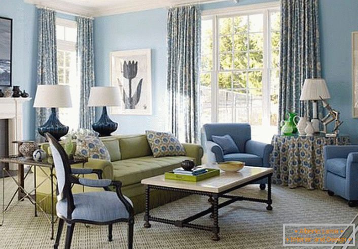 Интересен печат върху възглавници, завеси и покривки определя стила на френската страна. Стаята е декорирана в деликатен крем и син цвят.