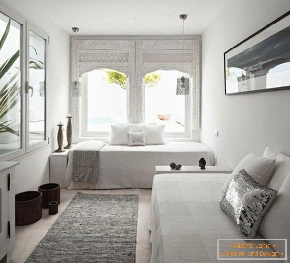 Интериор на малка спалня в бял цвят