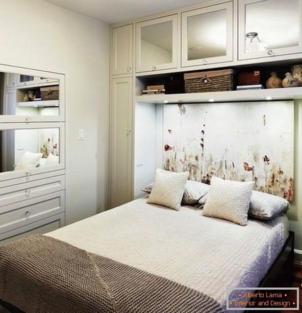 Интериор на малка спалня в бял цвят