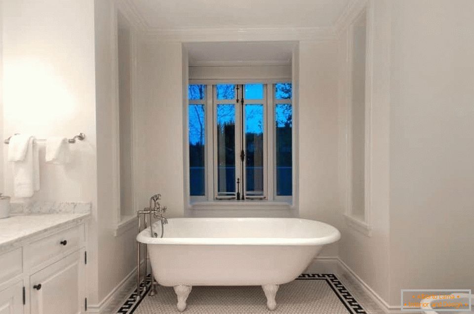 Подът на банята е декориран с мозаечни плочки