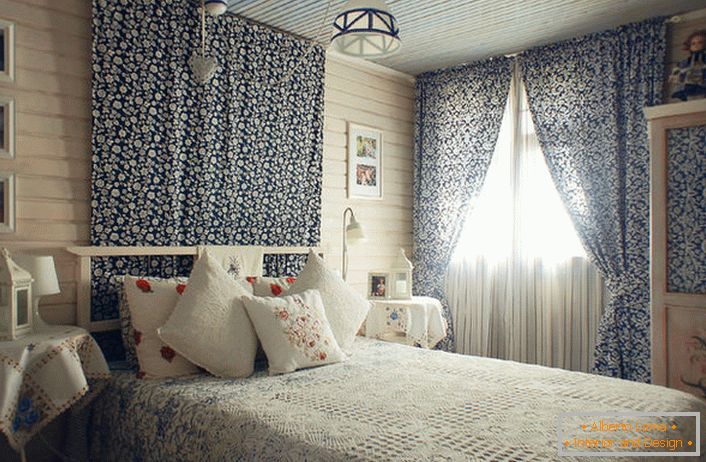 Светла, уютна стая в стила на страната ви в малка къща в южната част на Испания. Дизайнерска идея се реализира за спалнята на младо момиче.