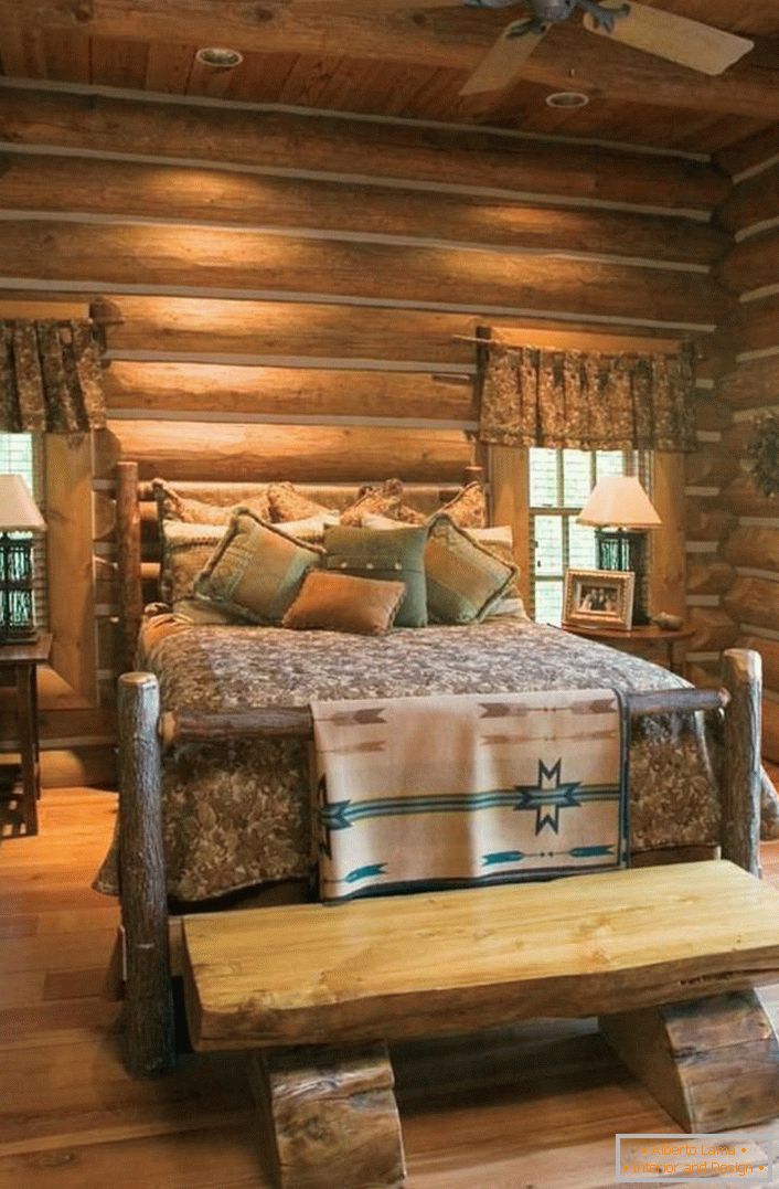 Класически пример за спалня в селски стил. Интересно легло от необработена дървена къща. 