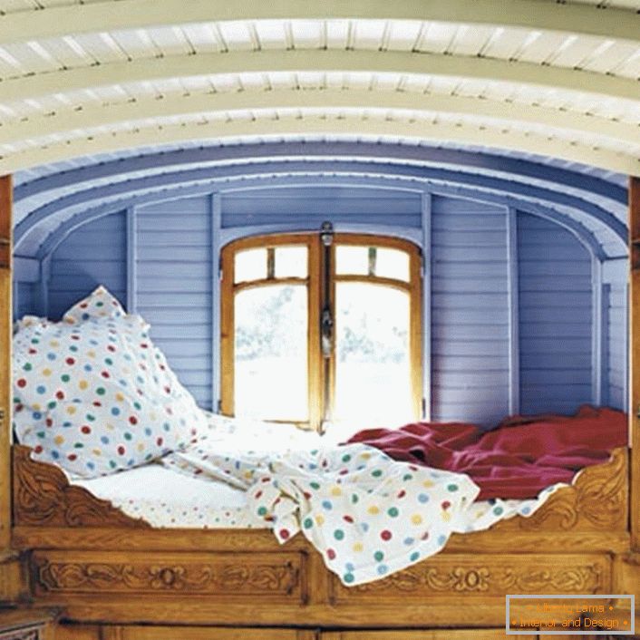 Минимални детайли в спалнята в селски стил. Дизайнерът избра необичайно място за леглото. Малко легло до прозореца е перфектното легло за мечтатели.