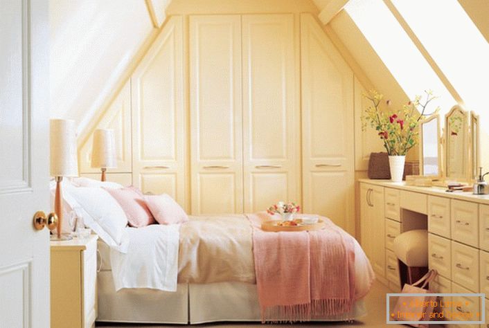 Спалнята в селски стил е декорирана в меки розови и бежови тонове.