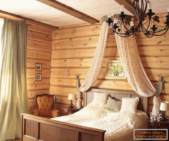 Балдахин над леглото в спалнята в селски стил.