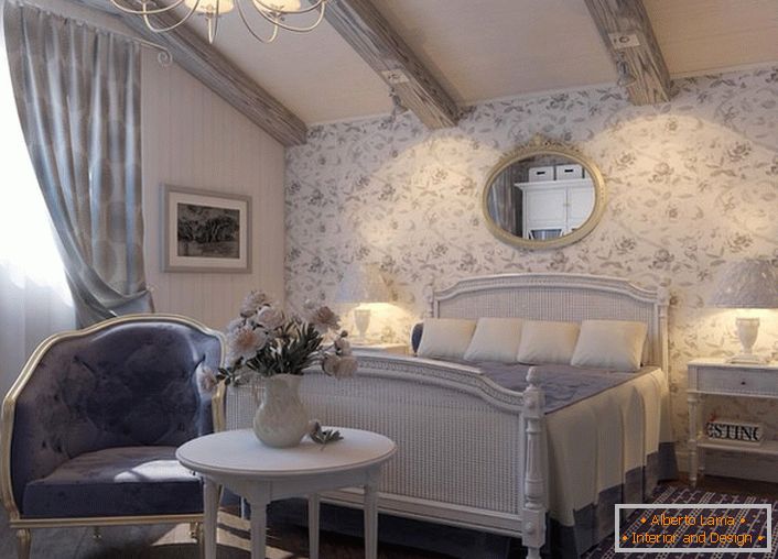 Мебелите за спалня в селски стил се избират хармонично. Полилейните и нощни лампи с класически нюанси са забележителни.